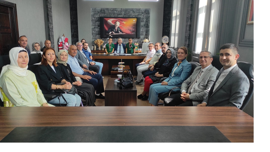 MEGA BİLFEST'te dereceye giren öğrenciler İlçe Milli Eğitim Müdürü Sayın Mustafa KOCA'yı ziyaret etti.